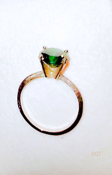 Ladies 14 karat Gold Synthetic Emerald Ring sz.6