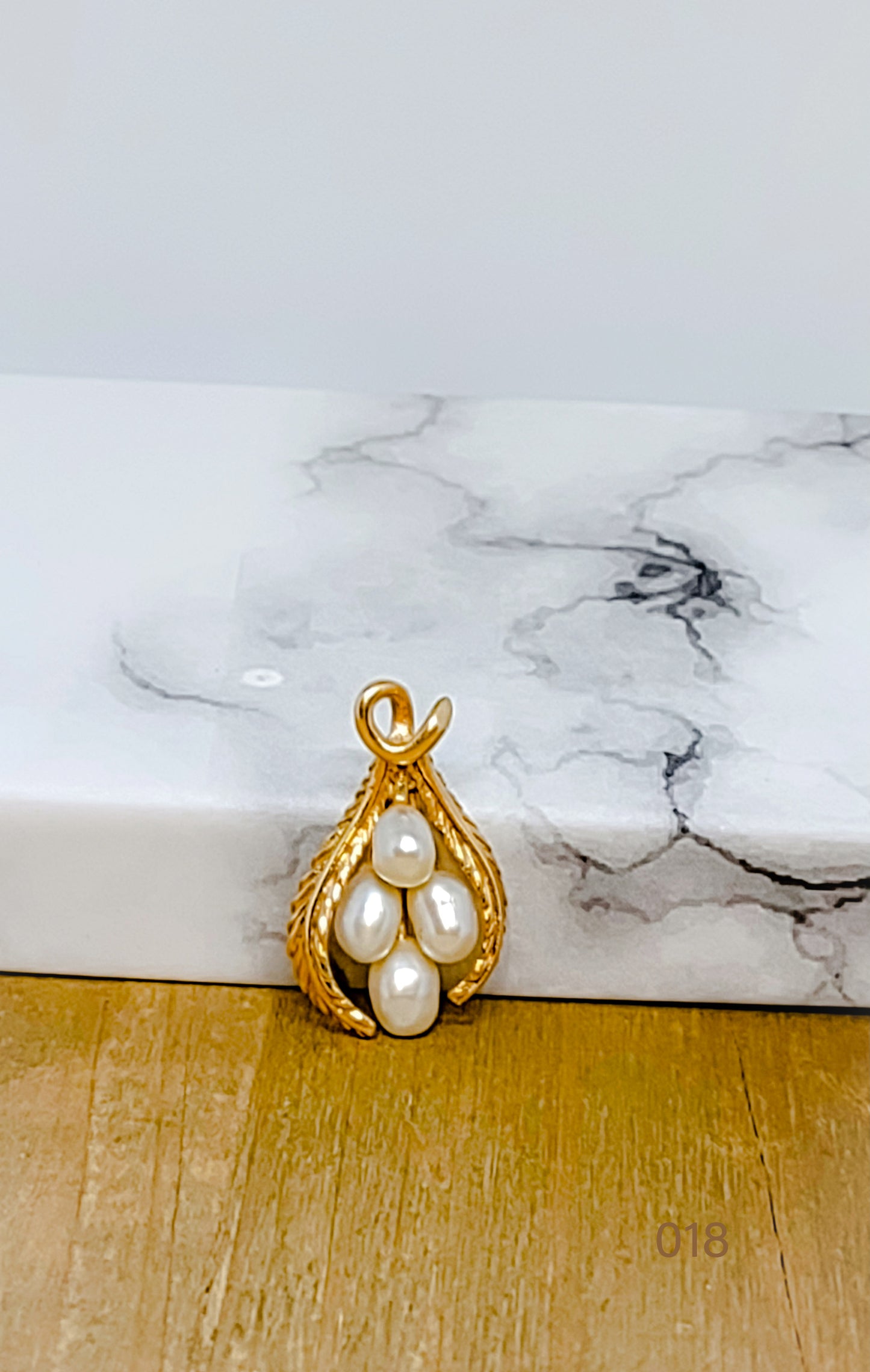 Vintage 14k Yellow Gold Freshwater Pearl Pendant Unique 2.5 grams 1" inch tall 1/2 inch wide