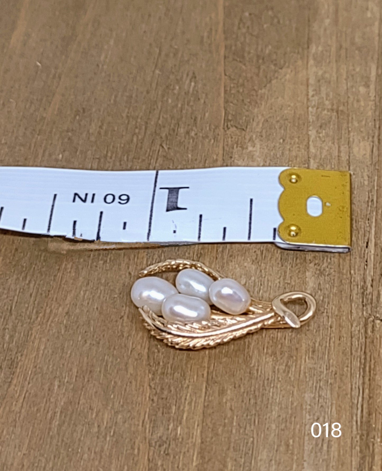 Vintage 14k Yellow Gold Freshwater Pearl Pendant Unique 2.5 grams 1" inch tall 1/2 inch wide